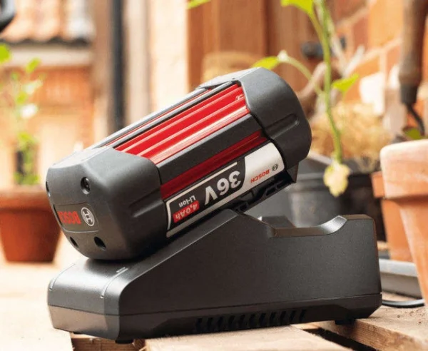 Bosch hobby  starter set 36 v batteria 4,0 ah e caricabatterie - dettaglio 4