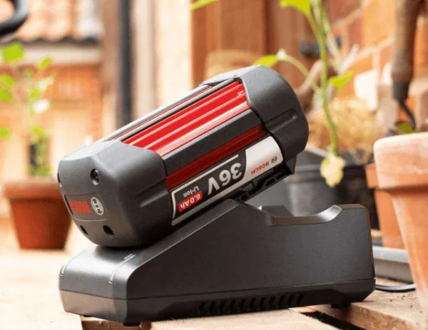 Bosch hobby  starter set 36 v batteria 6,0 ah e caricabatterie - dettaglio 3