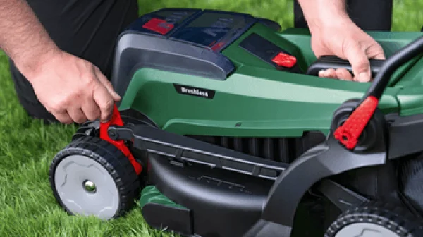 Bosch hobby universal rotak 2x18v-37-550 tagliaerba brushless 37 cm 36 v senza batteria 06008b9e01 - dettaglio 6