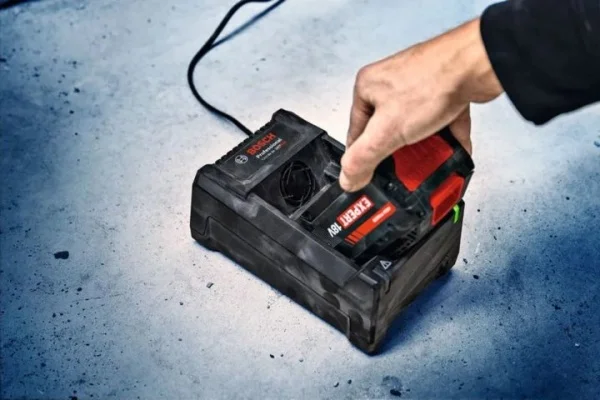 Bosch set 2 batterie 18 v 5,5 ah e caricabatterie  cod. 1600a0373p - dettaglio 6